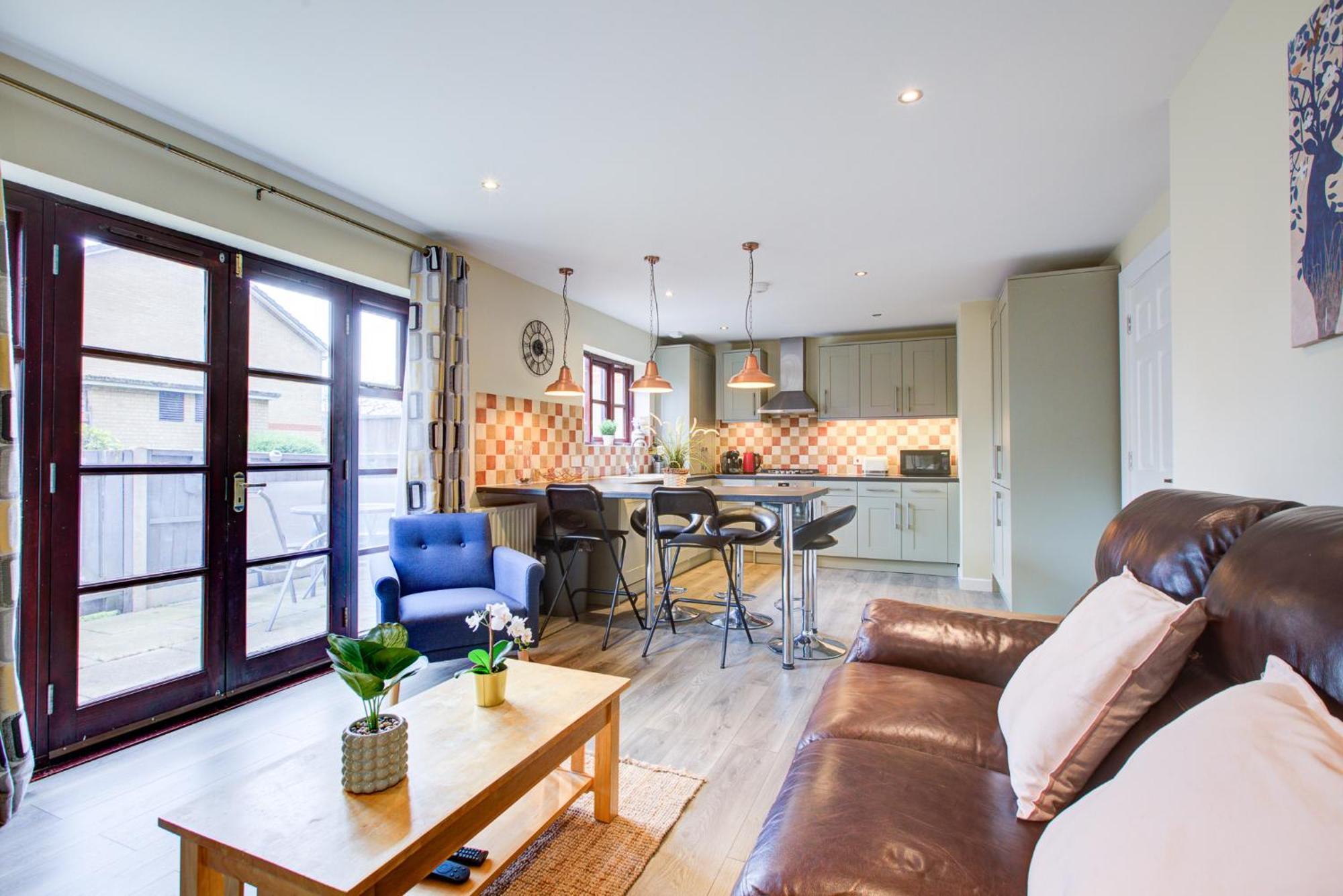 Spacious & Modern 2 Bed Sleeps 5 In Walthamstow London